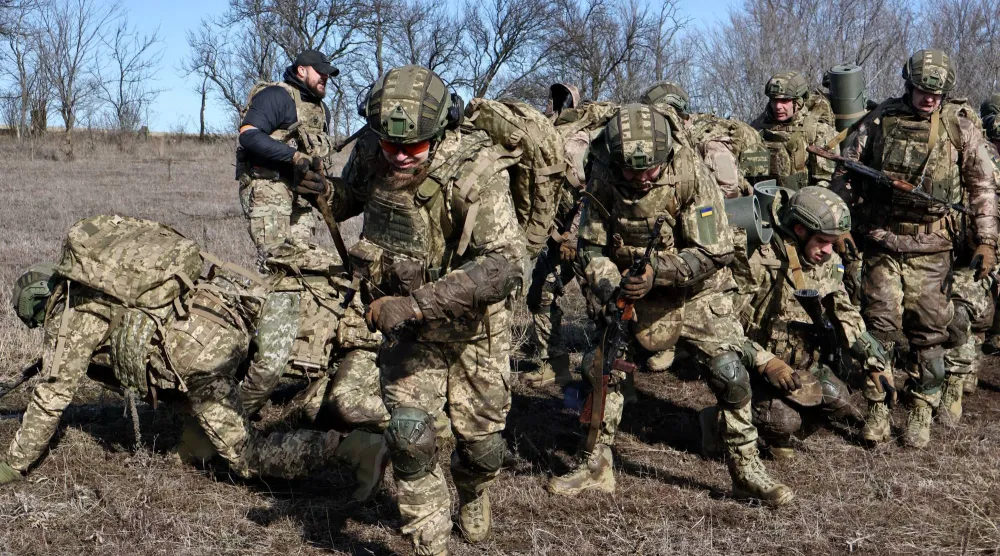 مجندون جدد أوكرانيون يتدربون بالقرب من خط المواجهة في منطقة زابوريجيا... أوكرانيا 22 فبراير 2026 (رويترز)