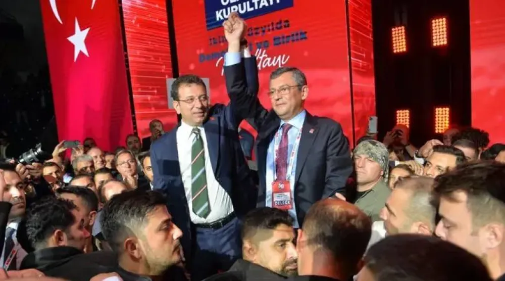رئيس حزب «الشعب الجمهوري» التركي المعارض أوزغور أوزيل يحتفل مع رئيس بلدية إسطنبول المعتقل أكرم إمام أوغلو بفوزه برئاسة الحزب في مؤتمره العام في 2023 (حساب الحزب في إكس)