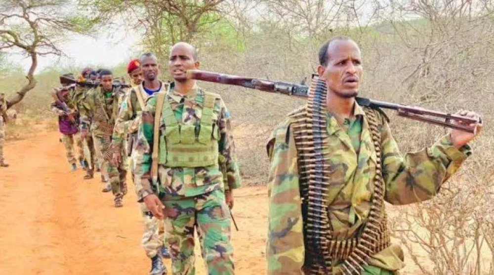 عناصر من الجيش الصومالي تكافح مسلحي «حركة الشباب» في منطقة حوادلي بمحافظة شبيلى الوسطى (وكالة الأنباء الصومالية)