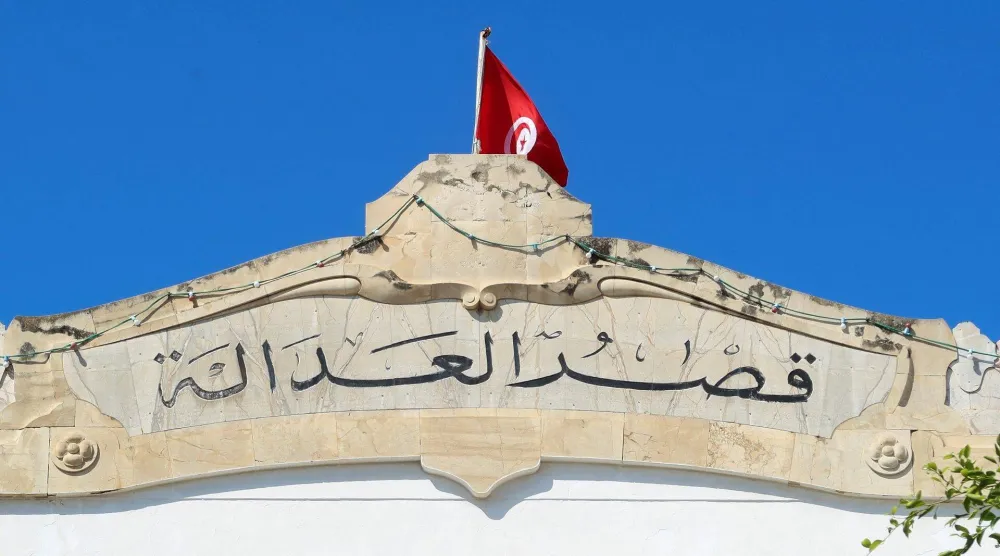 العلم التونسي فوق مبنى قصر العدل في العاصمة تونس... 13 مايو 2024 (رويترز)