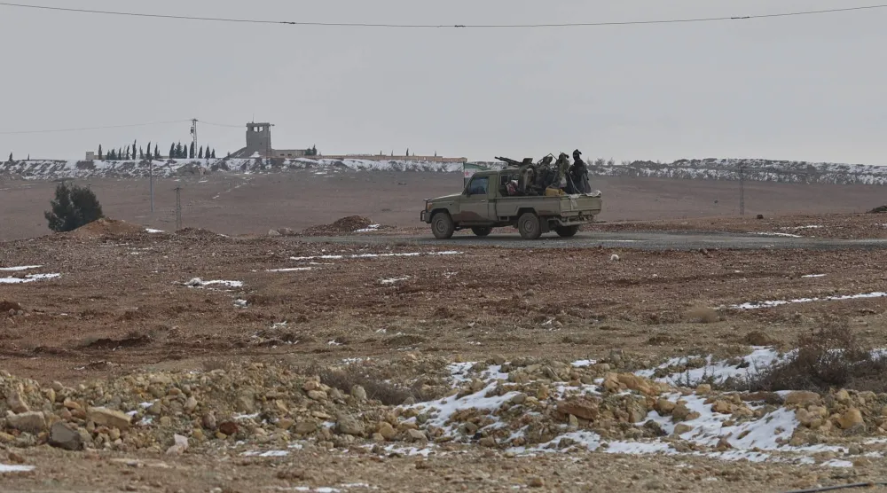 قوة تابعة للسلطات السورية بمحافظة الرقة 24 يناير 2026 (أ.ب)