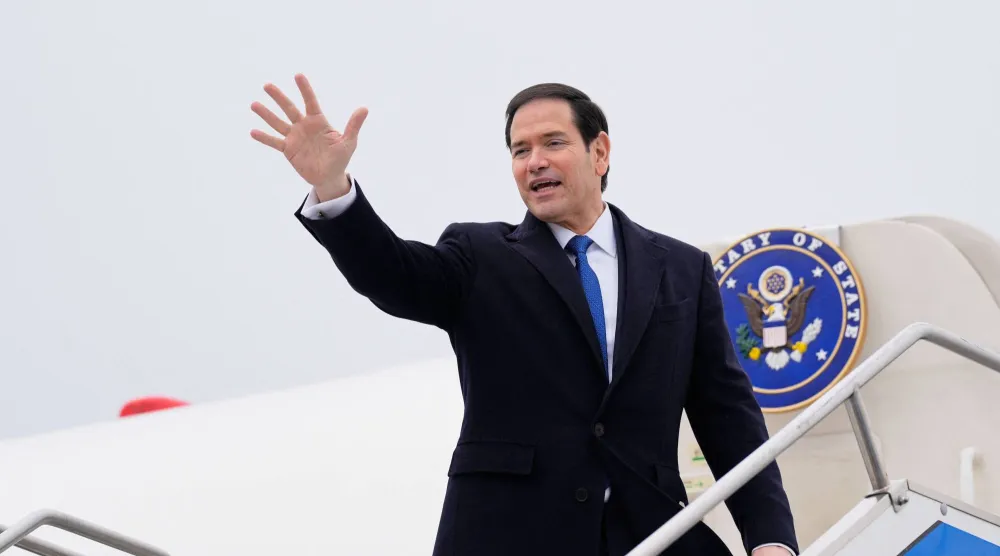 وزير الخارجية الأميركي ماركو روبيو مغادراً مطار بودابست بعد زيارة للمجر يوم 16 فبراير (أ.ف.ب)