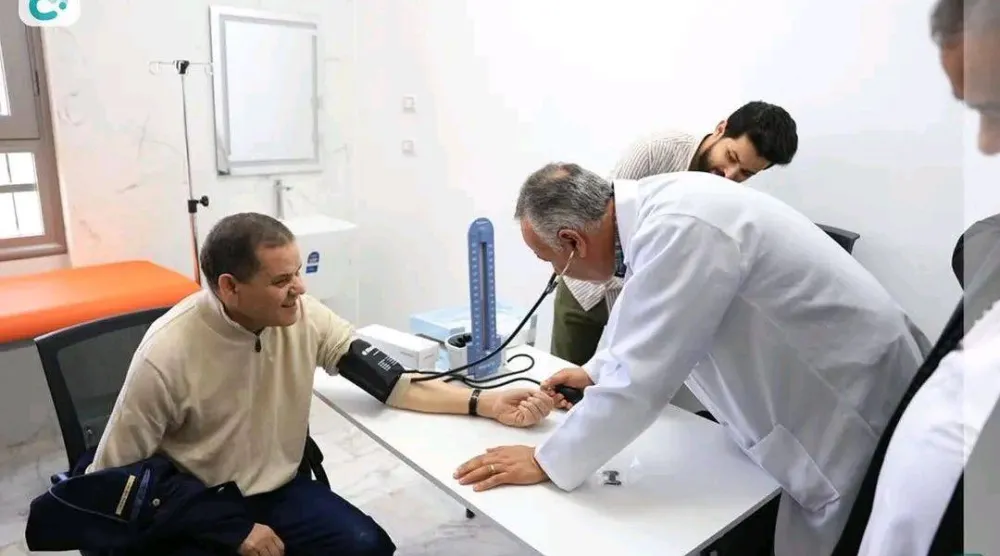 الدبيبة يخضع لقياس ضغط الدم (أرشيفية من منصة «حكومتنا» التابعة لـ«الوحدة»)