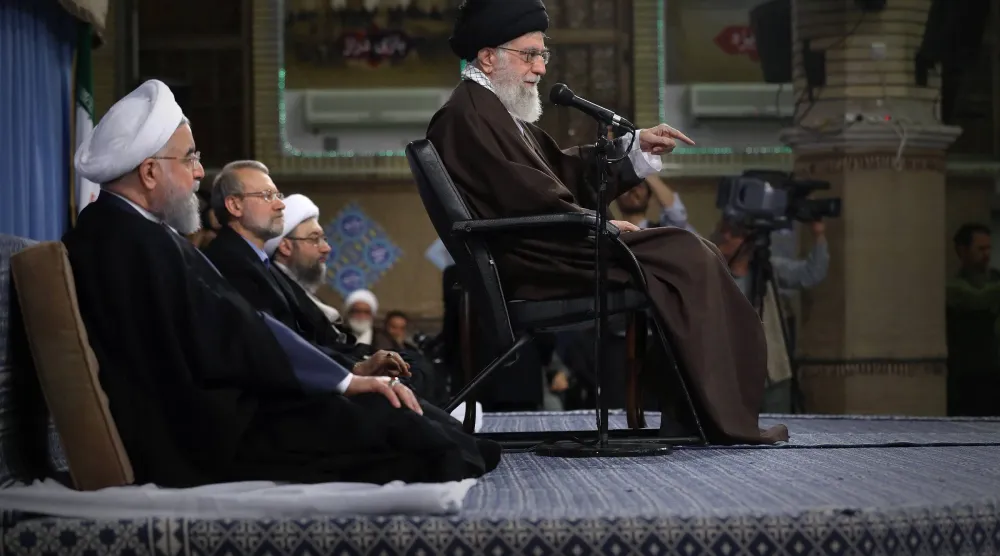 خامنئي يلقي كلمة خلال لقاء مع كبار المسؤولين ويبدو على يمينه حسن روحاني عندما كان رئيساً للجمهورية ولاريجاني خلال توليه رئاسة البرلمان أبريل 2018 (أرشيفية - موقع المرشد)