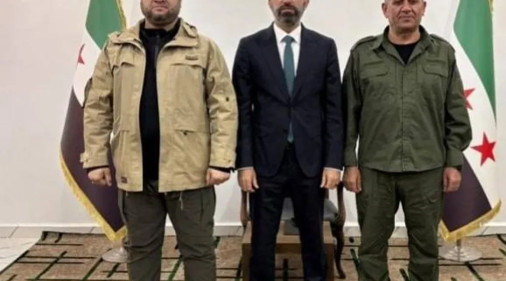 محافظ الرقة عبد الرحمن سلامة يتوسط القيادي في قوات «الأسايش» محمود خليل وقائد قوى الأمن الداخلي بمحافظة الحسكة العميد مروان العلي (متداولة)