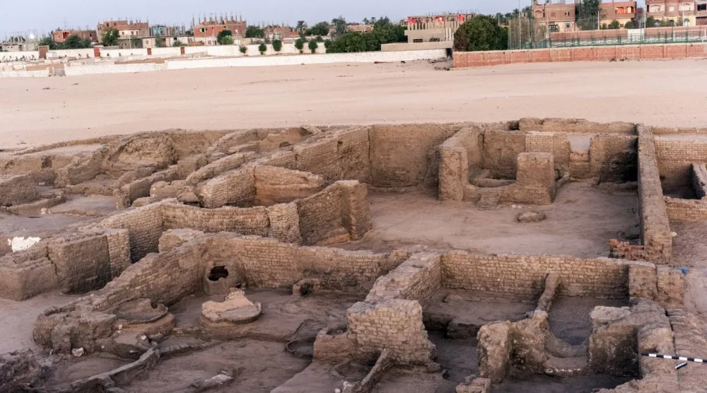 المدينة الأثرية المكتشفة في قنا (وزارة السياحة والآثار)
