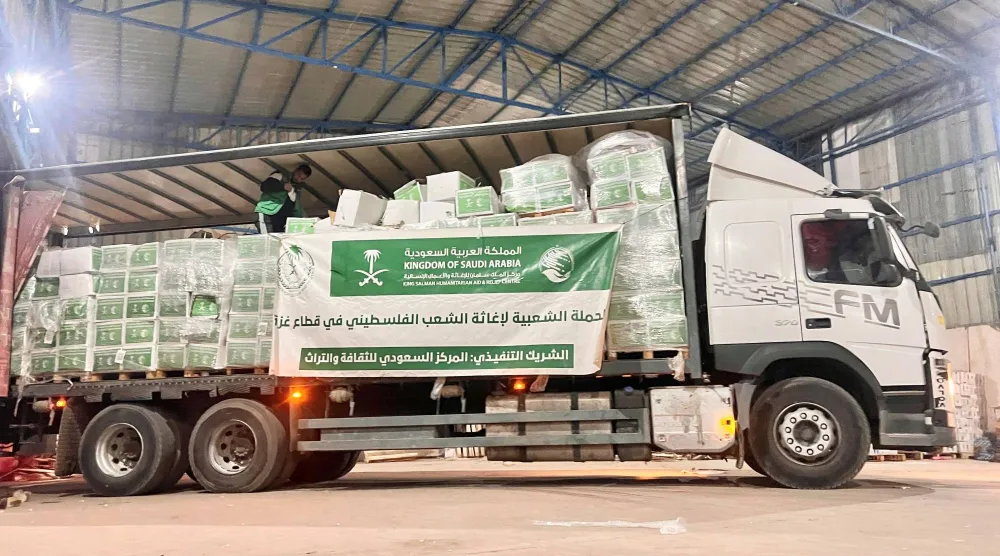 القافلة تحمل على متنها سلالاً غذائية ضمن الحملة الشعبية السعودية لإغاثة الشعب الفلسطيني في القطاع (واس)