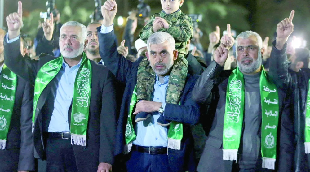 أرشيفية لزعيم «حماس» في غزة يحيى السنوار وإلى جواره إسماعيل هنية في عام 2017 (رويترز)