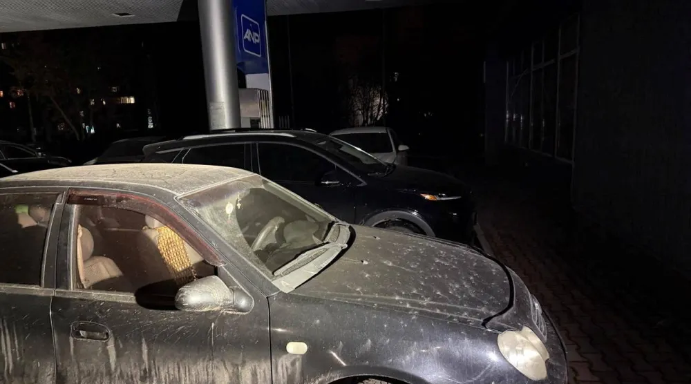 سيارات متوقفة في محطة وقود حيث أصيب سبعة من أفراد الشرطة بجروح إثر انفجار في ميكولايف أوكرانيا 23 فبراير 2026 (رويترز)