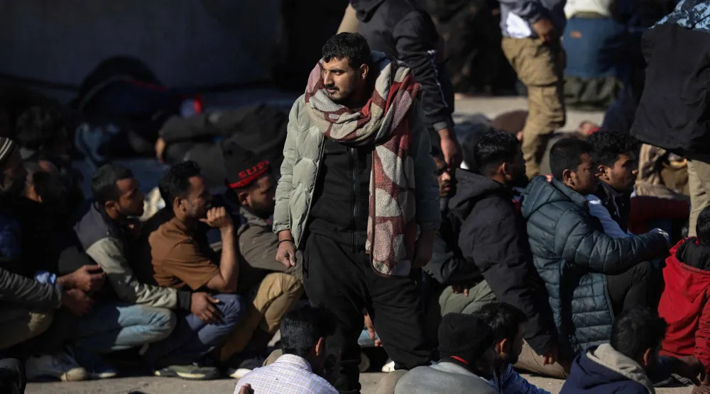 مهاجرون يُنتظَر نقلهم إلى ميناء أجيا غاليني بعد إنقاذهم من قِبل جهاز خفر السواحل اليوناني في جزيرة كريت الأسبوع الماضي (أرشيفية - أ.ف.ب)