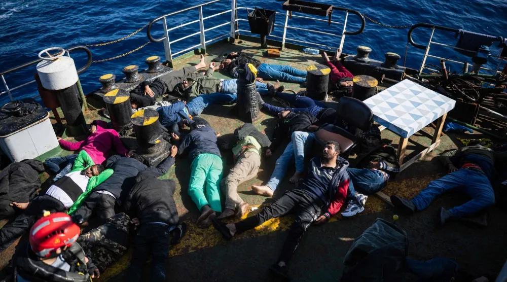 مهاجرون يعانون من الجفاف الشديد ودوار البحر يرقدون على أرضية سفينة تجارية في البحر الأبيض المتوسط ​​بالقرب من الساحل الليبي 17 يناير 2026 (أ.ف.ب)
