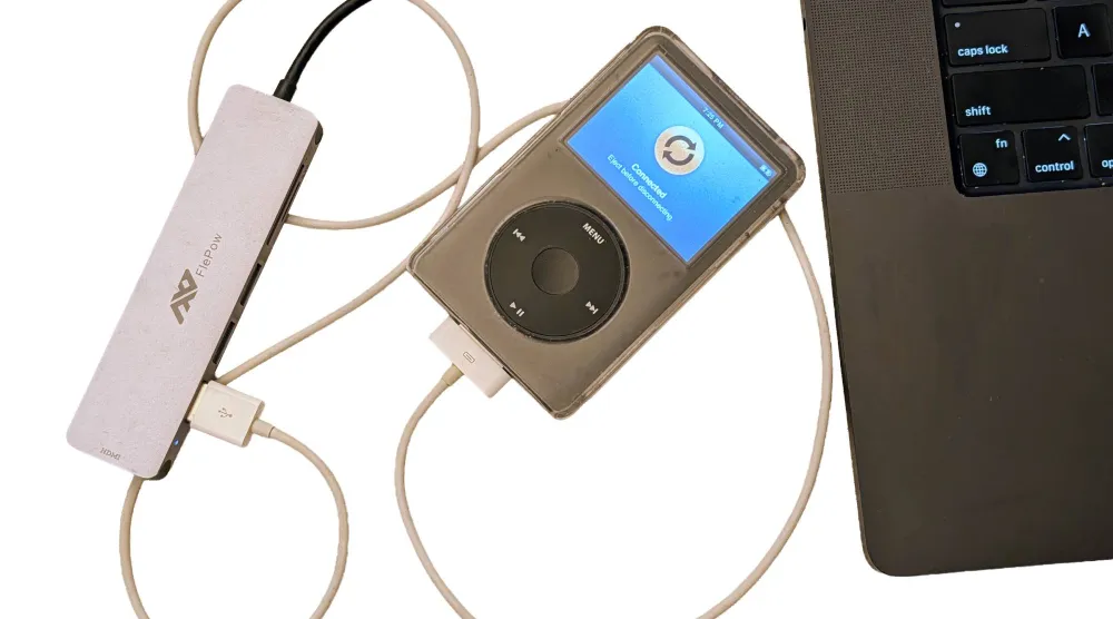 توليفة مناسبة الثمن لتوصيل "آيبود" بكابل منج قبل 15 عاما بجهاز كومبيوتر بمنافذ "يو اس بي" صغيرة