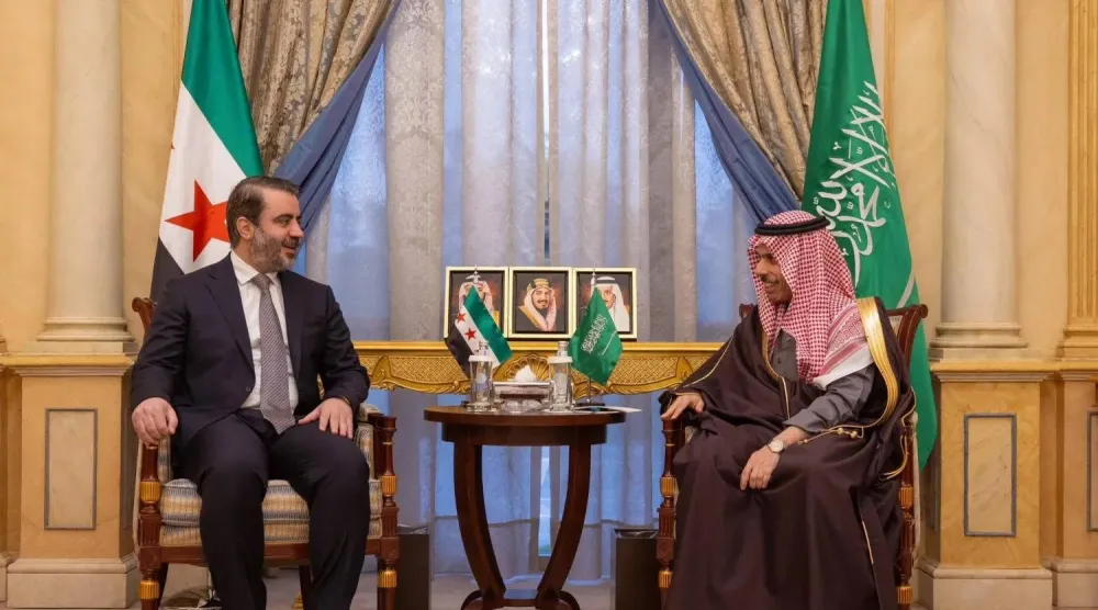 الأمير فيصل بن فرحان خلال استقباله الوزير أسعد الشيباني في الرياض فبراير الحالي (الخارجية السعودية)