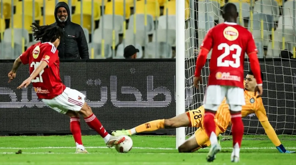 مروان عثمان «أوتاكا» لحظة تسجيله هدف الفوز للأهلي في مرمى سموحة (النادي الأهلي)