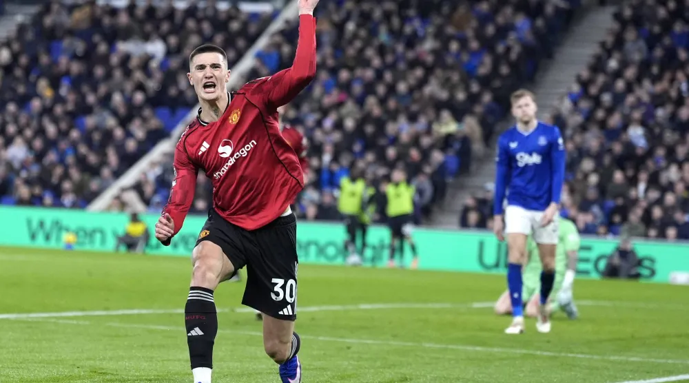 السلوفيني بنيامين سيسكو يحتفل بهدف الفوز في مرمى إيفرتون (د.ب.أ)