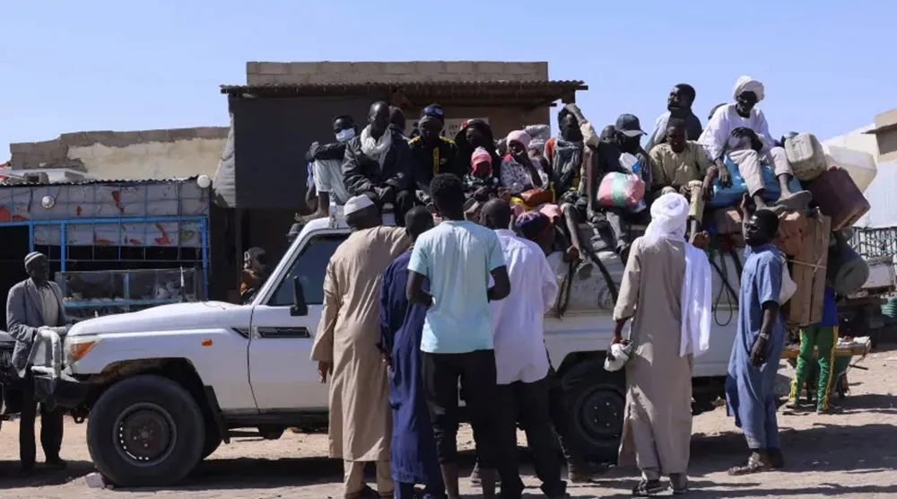مسافرون في محطة نقل بمدينة الطينة شرق تشاد يتجهون إلى أدري التي تبعد 250 كلم جنوباً - نوفمبر 2025 (رويترز)