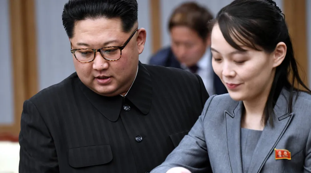 زعيم كوريا الشمالية كيم جونغ أون وشقيقته كيم يو جونغ (أرشيفية - رويترز)