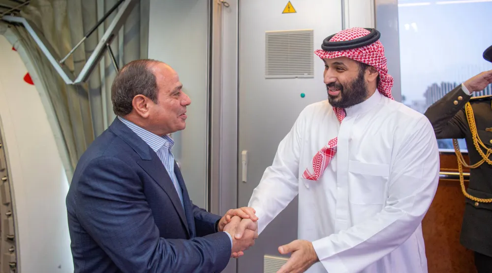 الأمير محمد بن سلمان لدى استقباله الرئيس السيسي في جدة أمس (واس)