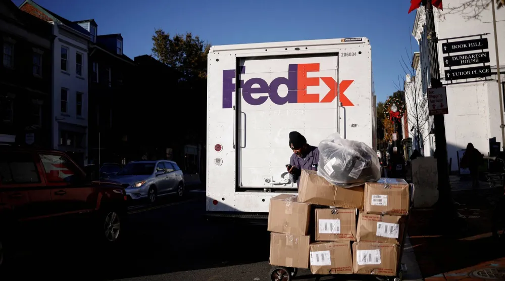 شاحنة توصيل تابعة لشركة «فيديكس» (رويترز)