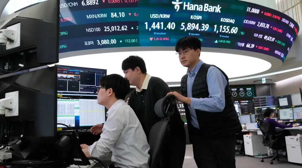 متداولو عملات أمام شاشة تعرض مؤشر «كوسبي» وسعر صرف الدولار مقابل الوون داخل مقر بنك هانا في سيول (أ.ب)