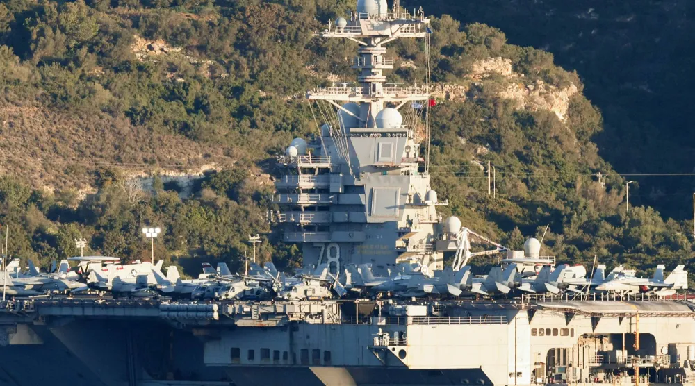 حاملة الطائرات الأميركية «يو إس إس جيرالد فورد» تتوقف في جزيرة كريت اليونانية بالبحر المتوسط (أ.ف.ب)
