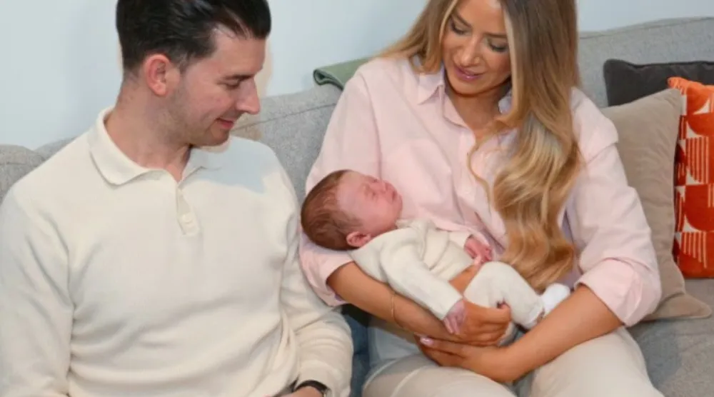 الطفل هوغو باول مع والديه (صورة نشرتها مؤسسة زراعة الرحم الخيرية في المملكة المتحدة)