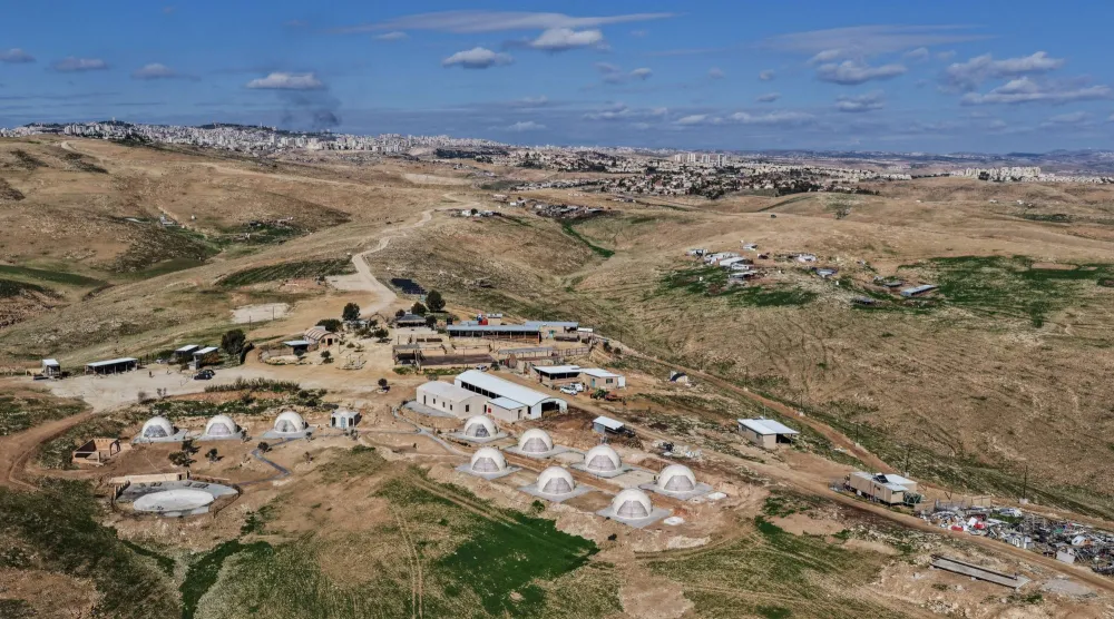 صورة التقطتها طائرة من دون طيار تُظهر مزرعة «كيدار» للأغنام وهي بؤرة استيطانية إسرائيلية في الضفة الغربية المحتلة (رويترز)