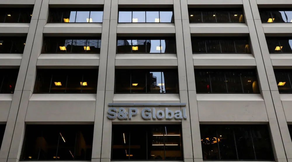 شعار وكالة «ستاندرد آند بورز غلوبال» يظهر على مكاتبها في الحي المالي بمدينة نيويورك (رويترز)