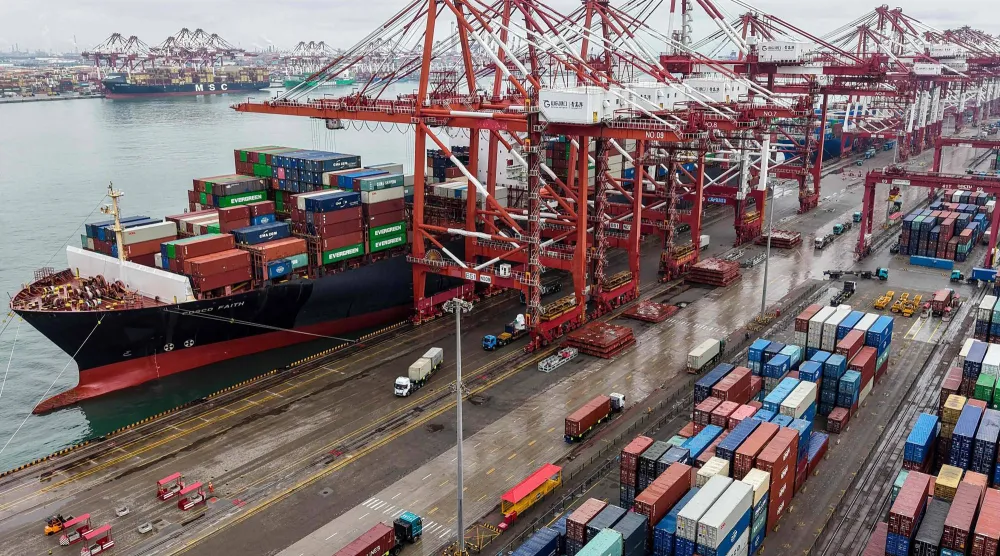 بضائع وحاويات في ميناء قنغداو شرق الصين (أ.ف.ب)