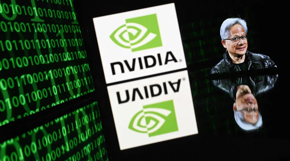 شاشات تعرض صورة رئيس «إنفيديا» جنسن هوانغ وشعار الشركة في تولوز بفرنسا (أ.ف.ب)