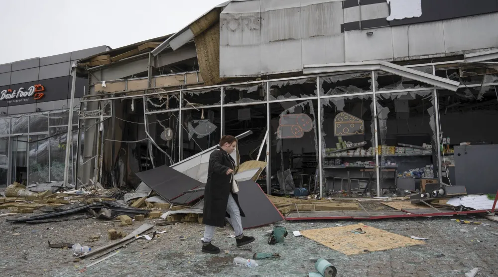 موقع ضربة بطائرة مسيّرة روسية في وسط مدينة كراماتورسك بشرق أوكرانيا (إ.ب.أ)