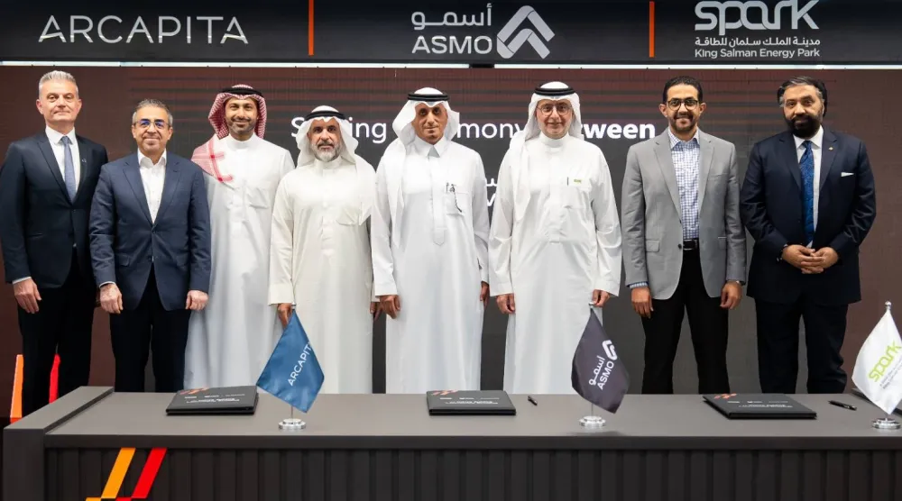 سالم الهريش وعيسى بن حسام آل خليفة مع ممثلي الجهات بعد إبرام الشراكة (الشرق الأوسط)