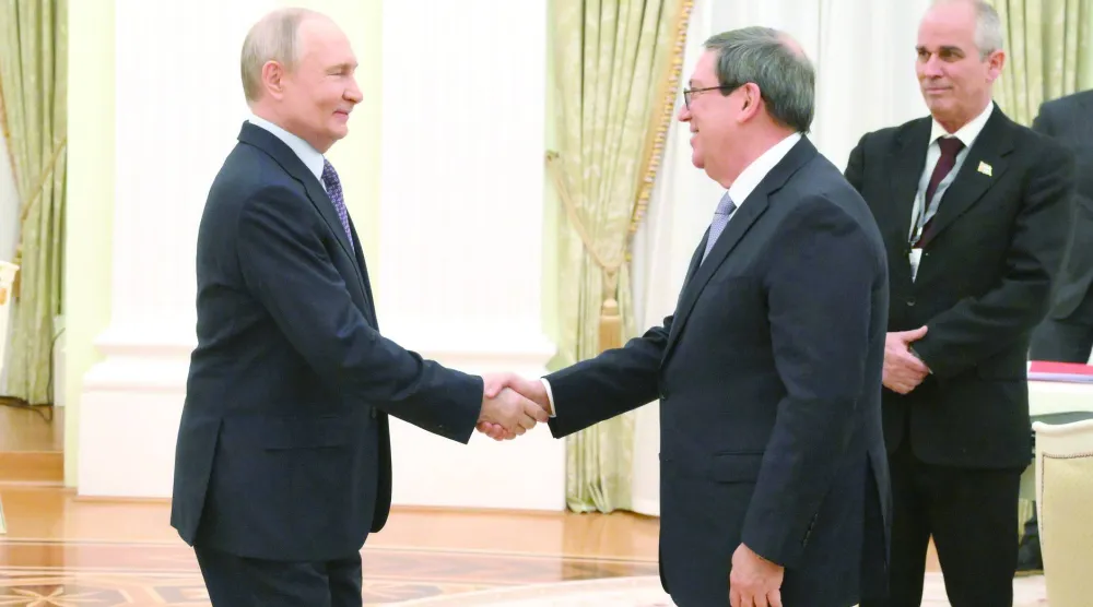 الرئيس الروسي فلاديمير بوتين مستقبلاً وزير الخارجية الكوبي برونو رودريغيز في الكرملين 18 فبراير (د.ب.أ)