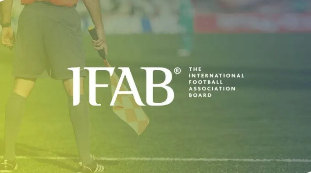 تستعد كرة القدم العالمية لتطبيق تعديلات جديدة على قوانين اللعبة (آيفاب)