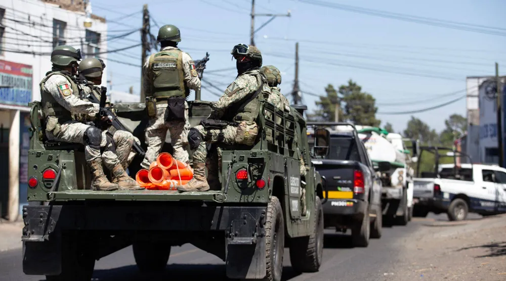 انتشار الجيش المكسيكي وكذلك الشرطة في مناطق كثيرة بالبلاد (أ.ف.ب)