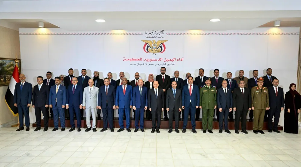 تعمل الحكومة على استعادة زمام المبادرة والانخراط المباشر في مناقشة الخطط المستقبلية التي تمس حياة المواطنين (سبأ)