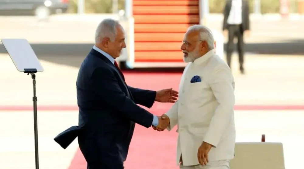 أرشيفية لنتنياهو مستقبلاً نظيره الهندي ناريندرا مودي في مطار بن غوريون عام 2017 (أ.ف.ب)