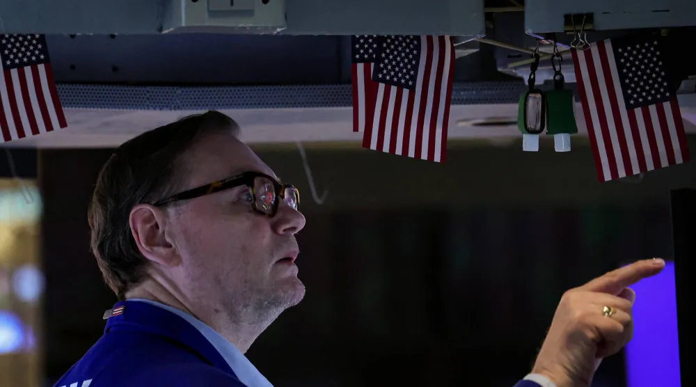 متداول يعمل في بورصة نيويورك (رويترز)