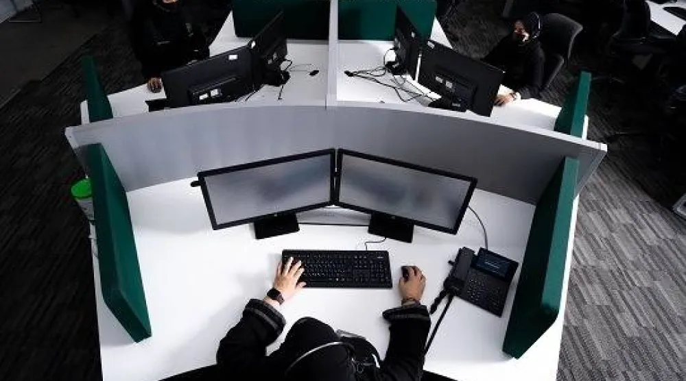 سعوديات يعملن في مركز العمليات بوزارة الداخلية (وزارة الداخلية)