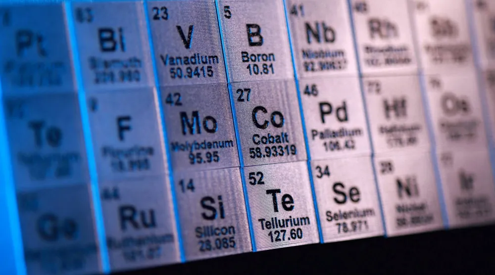 مكعبات تحمل رموزاً وأرقاماً ذرية لعناصر الأرض النادرة (رويترز)