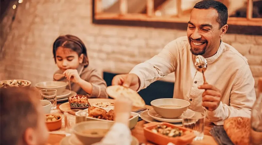 يفضل توزيع الطعام على مراحل لتجنب مشكلات الهضم في رمضان (غلف نيوز)