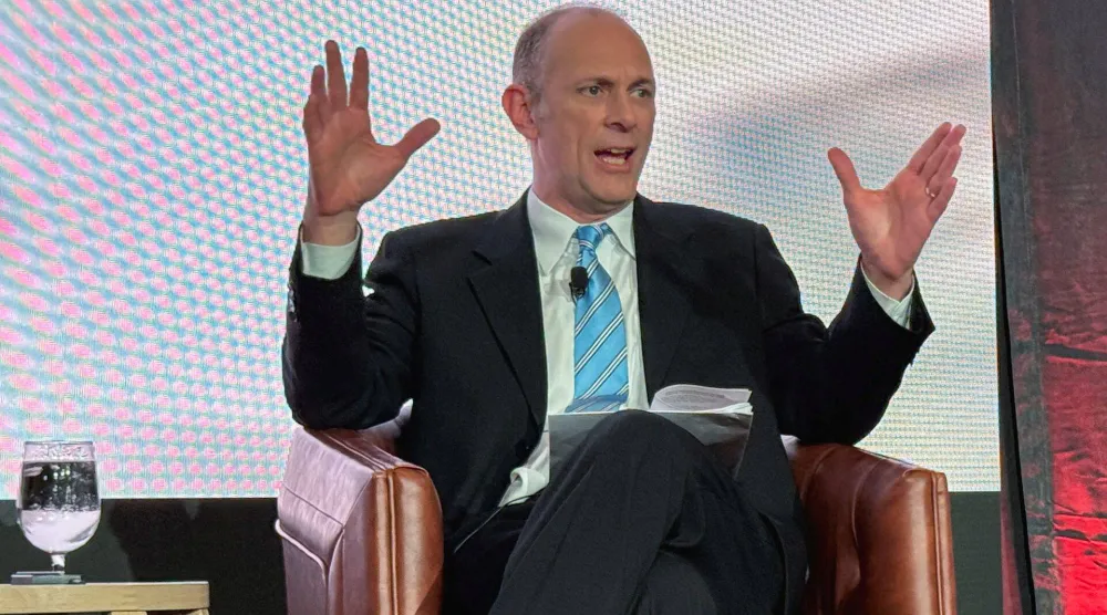 أوستن غولسبي خلال القمة الاقتصادية لمعهد ستانفورد في بالو ألتو 28 فبراير 2025 (رويترز)