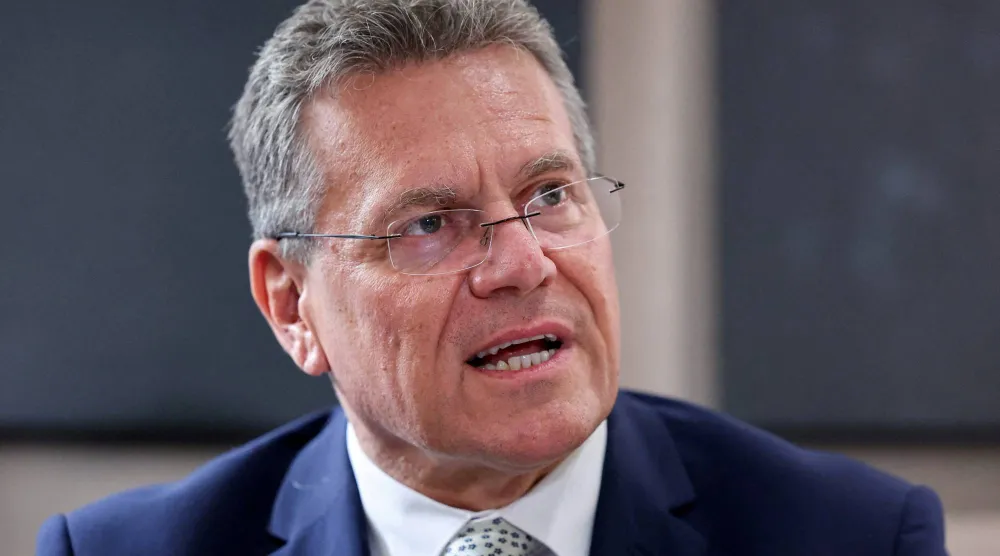 سيفكوفيتش يتحدث إلى وسائل الإعلام خلال حضوره اجتماع وزراء اقتصاد رابطة دول جنوب شرق آسيا في سبتمبر (رويترز)