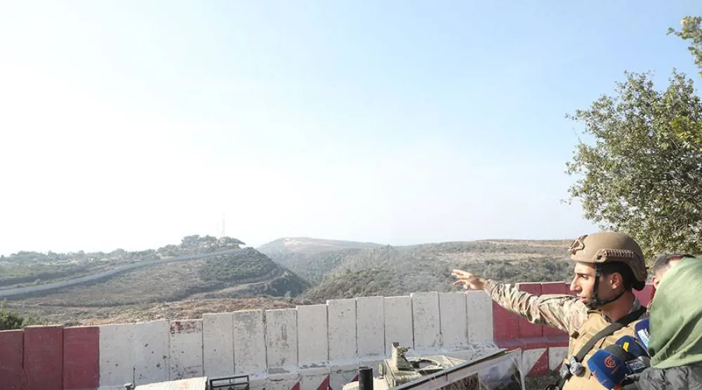 عسكري لبناني يتحدث إلى وسائل الإعلام خلال جولة حدودية برفقة الجيش اللبناني في نوفمبر 2025 (مديرية التوجيه)