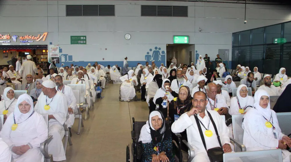 حجاج مصريون داخل مطار القاهرة استعداداً للسفر إلى المملكة لأدء المناسك (أرشيفية - مصر للطيران)