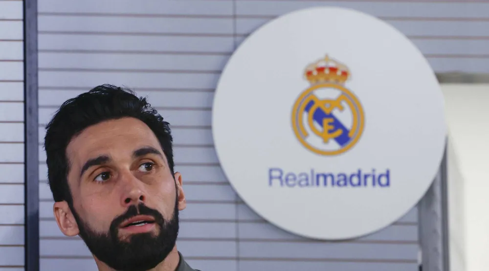 الإسباني ألفارو أربيلوا مدرب ريال مدريد (إ.ب.أ)
