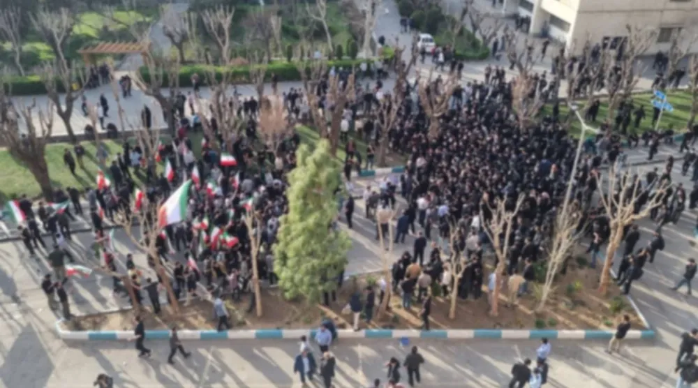 صورة نشرتها طلاب جامعة شريف تظهر مجموعة من الطلاب يحملون العلم الرسمي الإيراني مقابل طلاب ينظمون احتجاجاً 