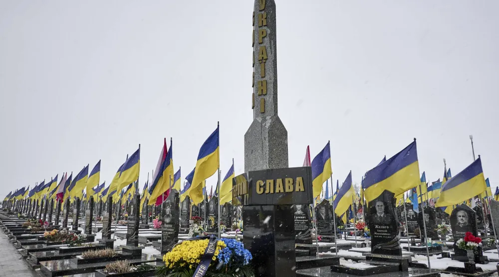 خلال إحياء ذكرى الجنود الأوكرانيين الذين سقطوا في الحرب... في المقبرة العسكرية في خاركيف بأوكرانيا 24 فبراير 2026 (إ.ب.أ)