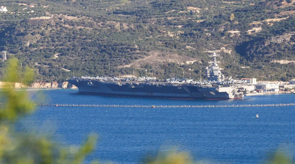 حاملة الطائرات الأميركية «يو إس إس جيرالد فورد» ترسو في خليج سودا قبالة جزيرة كريت اليونانية (أ.ف.ب)
