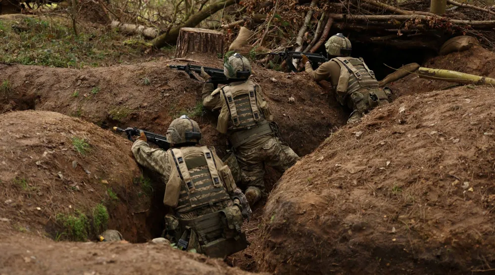 جنود أوكرانيون يشاركون في مناورة تكتيكية بمناسبة الذكرى السنوية الرابعة للغزو الروسي الشامل لأوكرانيا وذلك في معسكر تدريب للجيش البريطاني في إيست أنغليا... بريطانيا 24 فبراير 2026 (رويترز)